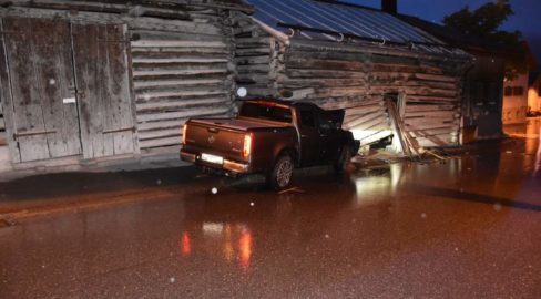 Tinizong GR: Bei Unfall frontal mit Stall kollidiert