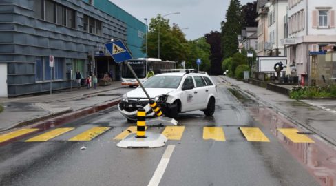 Herisau AR: Autofahrer prallt bei Unfall in Verkehrsteiler