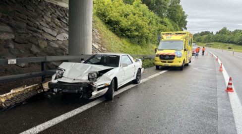 Rapperswil-Jona: Lenkerin prallt Unfall gegen Leitplanke