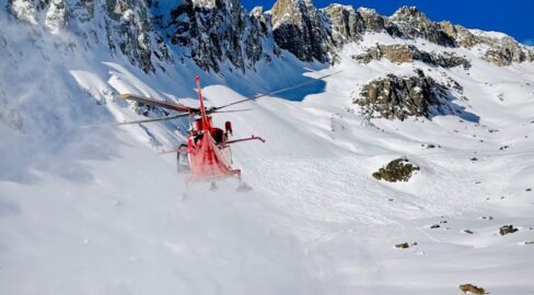 Rega-Helikopter im Landeanflug