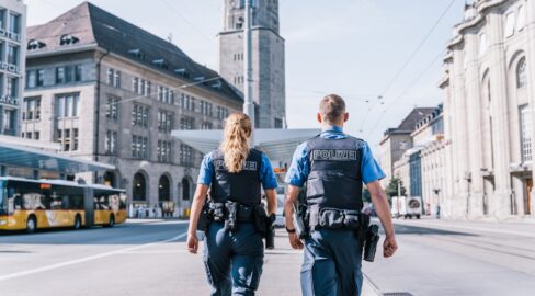 St. Gallen SG: Renitenter Mann pöbelt Passanten greift Polizei an