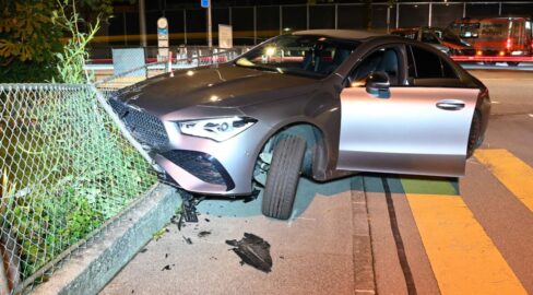 Kriens LU: Lernfahrer (22) flieht – geklauter PW kracht in Zaun