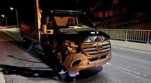 Hätzingen GL: Unfall – Hirsch rammt Lieferwagen, Totalschaden