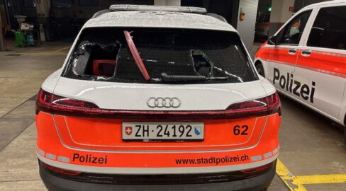 Zürich ZH: FCZ-Chaoten zertrümmern Polizei-PW mit Nothammer