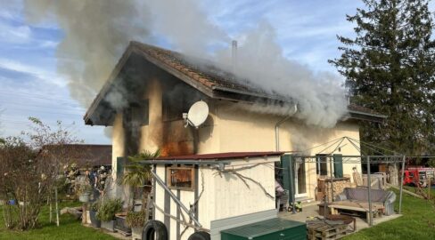 Therwil BL: Brand im Hüttnauhof – zwei Verletzte im Spital