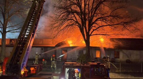 Döttingen AG: Grossbrand – Umfahrungsstrasse gesperrt