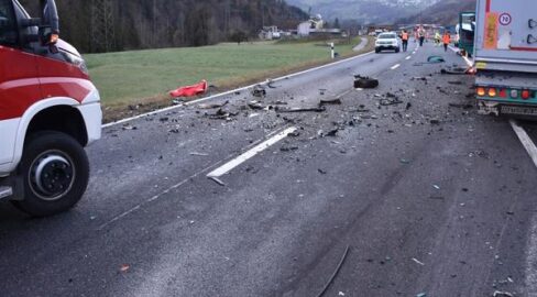 Schiers GR: PW kracht frontal in LKW – Ehepaar (71/77) tot
