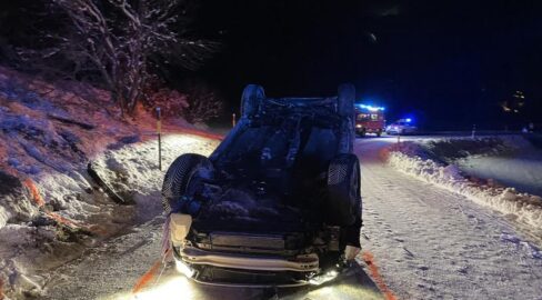 Susch GR: PW überschlägt sich auf Flüelapass – Lenker verletzt