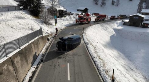Davos Wiesen GR: Kleinbus kippt – Strasse 90 Min. gesperrt