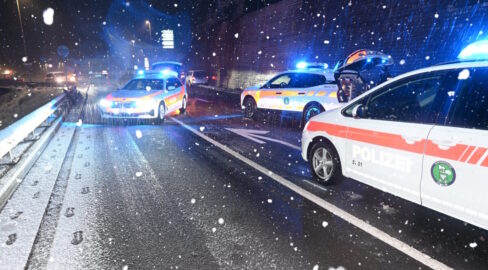 Dietfurt SG: PW durchbricht Sperre – Crash mit Polizeiautos