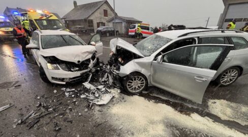 Niederbipp BE: Frontalkollision – 2 Verletzte, 3h Vollsperrung