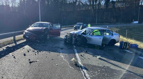 Windisch AG: Audi kracht frontal in Volvo – Kind (3) ins Spital