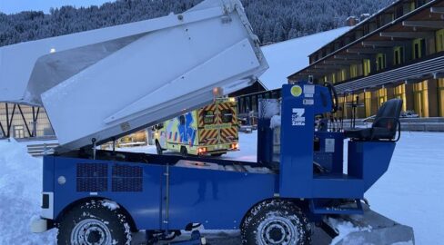 Davos GR: Rega fliegt 32-Jährigen nach Hand-Unfall