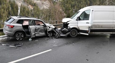 Sils im Domleschg GR: Lieferwagen-Unfall auf N29 – 3 Verletzte