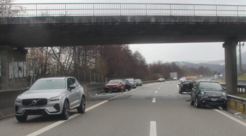 Porrentruy JU: Massenkarambolage mit 11 Fahrzeugen nach Eisregen