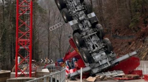 Stallikon ZH - Schwerverletzter bei Unfall mit Kran