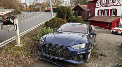 Bassersdorf ZH: 450-PS-PW crasht durch Hecken – Zeugen gesucht