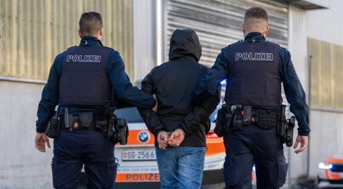 Schänis SG: Tankstellenshop überfallen – Eritreer (20) gefasst