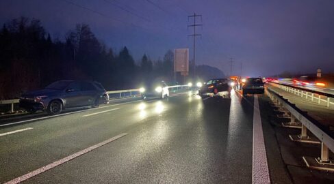 Obfelden: A4-Unfall mit 4 Autos – Lenker flüchtet