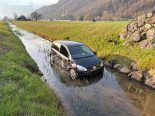 Bilten GL: Unfall – Auto im Bach, Lenker flüchtet