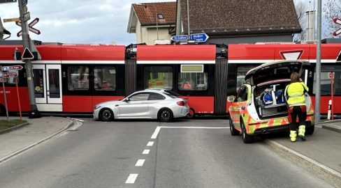 Speicher AR: PW-Lenker (19) prallt auf Zug – eine Verletzte