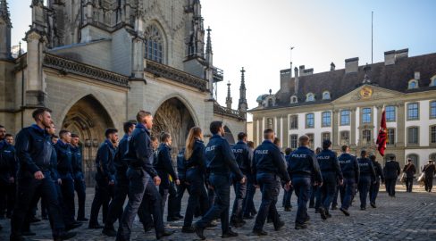 Bern BE: Schwur im Münster – 96 neue Polizist:innen