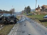 Todesopfer und vier Verletzte bei Verkehrsunfall Escholzmatt-Marbach Bei einem Verkehrsunfall in Escholzmatt ist heute Vormittag eine Person verstorben. Vier weitere beteiligte Personen mussten mit schweren Verletzungen in Spitäler verbracht werden. Eine Person wurde festgenommen. Die Staatsanwaltschaft Sursee hat eine Untersuchung eingeleitet. Am Samstag (7. März 2026, 07:15 Uhr) fuhr ein Autofahrer von Escholzmatt in Richtung Schüpfheim. Beim Weiler Lehn (Gemeinde Escholzmatt-Marbach) verlor er gemäss ersten Angaben nach einem Überholmanöver die Herrschaft über sein Fahrzeug, geriet ins Schlingern und kollidierte dabei mit einem korrekt entgegenkommenden Auto. Der Fahrer wurde bei der Kollision schwer verletzt. Im entgegenkommenden Personenwagen verstarb ein 33-jähriger Mann, drei weitere Personen wurden mit schweren Verletzungen vom Rettungsdienst 144 sowie durch einen Rettungshelikopter in Spitäler verbracht. Der Unfallhergang ist Gegenstand der laufenden Ermittlungen durch Spezialisten der Luzerner Polizei. In diesem Zusammenhang wurde eine Person festgenommen. Die Untersuchung führt die Staatsanwaltschaft Sursee. Im Einsatz standen nebst Polizei und Rettungsdiensten auch die Feuerwehren Schüpfheim, Escholzmatt-Marbach und Emmen sowie das zentras. Die Hauptstrasse zwischen Schüpfheim und Escholzmatt war über mehrere Stunden blockiert.
