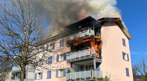 Emmenbrücke LU: Balkonbrand greift aufs Dach über – Evakuation