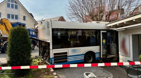 Münchwilen TG: Bus-Unfall – Chauffeur (63) kracht in Bäckerei