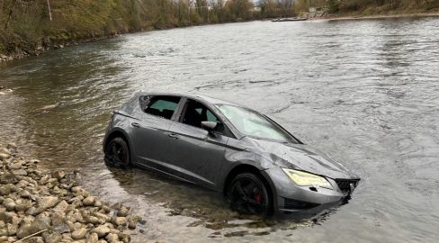 Bremgarten AG: Unfall – Seat in Reuss, Lenker (19) rettet sich