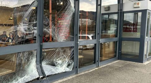 Würenlos AG: Auto kracht in Fast-Food-Lokal – Gast verletzt