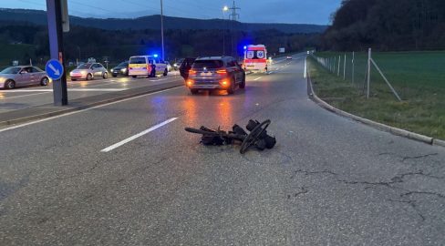 Würenlos AG: Hyundai rammt Velofahrer – Unfall Furttal-Kreuzung