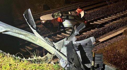 Rickenbach ZH: PW-Lenker (21) stürzt auf Gleise – Vollsperrung