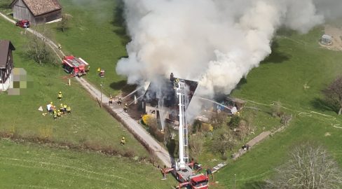 Benken SG: Brand zerstört Haus – Mieterin (84) verletzt