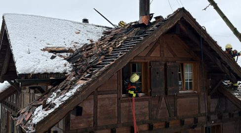 Benken SG: Dachstock-Brand – 40 Feuerwehrleute im Einsatz
