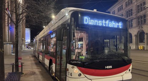 St.Gallen SG: Randale am HB – Mann schlägt Bus-Scheibe ein