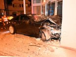 Flawil SG: Unfall – Fahrunfähiger kracht in Firmenfassade
