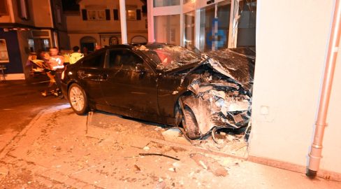 Flawil SG: Unfall – Fahrunfähiger kracht in Firmenfassade