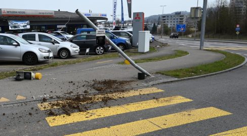 Niederuzwil SG: Traktor knallt in Ampel – Führerausweis weg
