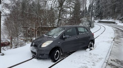 Unfall in St.Gallen: PW schleudert aufs Gleis