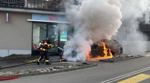 Wil SG: Brand am Schwanenkreisel – Auto komplett ausgebrannt