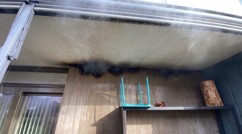 Wil SG: Warme Asche setzt Fassade in Brand – 10'000 Fr.