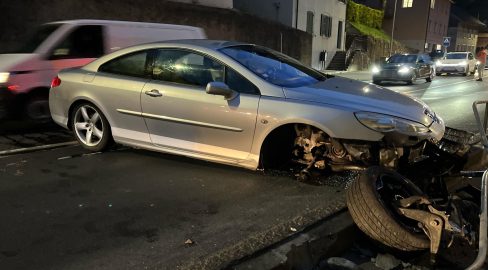 Balsthal SO: Betrunkener Peugeot-Lenker crasht ins Geländer