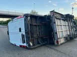 A2 bei Egerkingen SO: Lieferwagenanhänger kippt nach Unfall