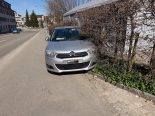 Herisau AR: Parkiertes Auto rollt 90m – Lenker (90) baut Crash