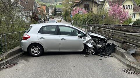 Sissach BL: PW-Lenker (66) rammt Brückengeländer – Vollsperrung