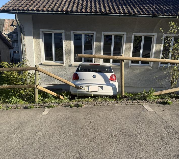 Teufen AR: Bub (6) startet Auto – Unfall an Hausmauer