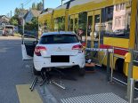 Arlesheim BL: Tram kracht in PW – Lenkerin (82) verletzt