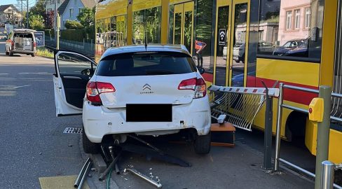 Arlesheim BL: Tram kracht in PW – Lenkerin (82) verletzt