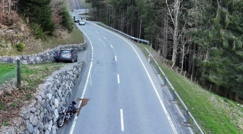 Urnäsch AR: Unfall – Töfffahrer stürzt nach PW-Manöver